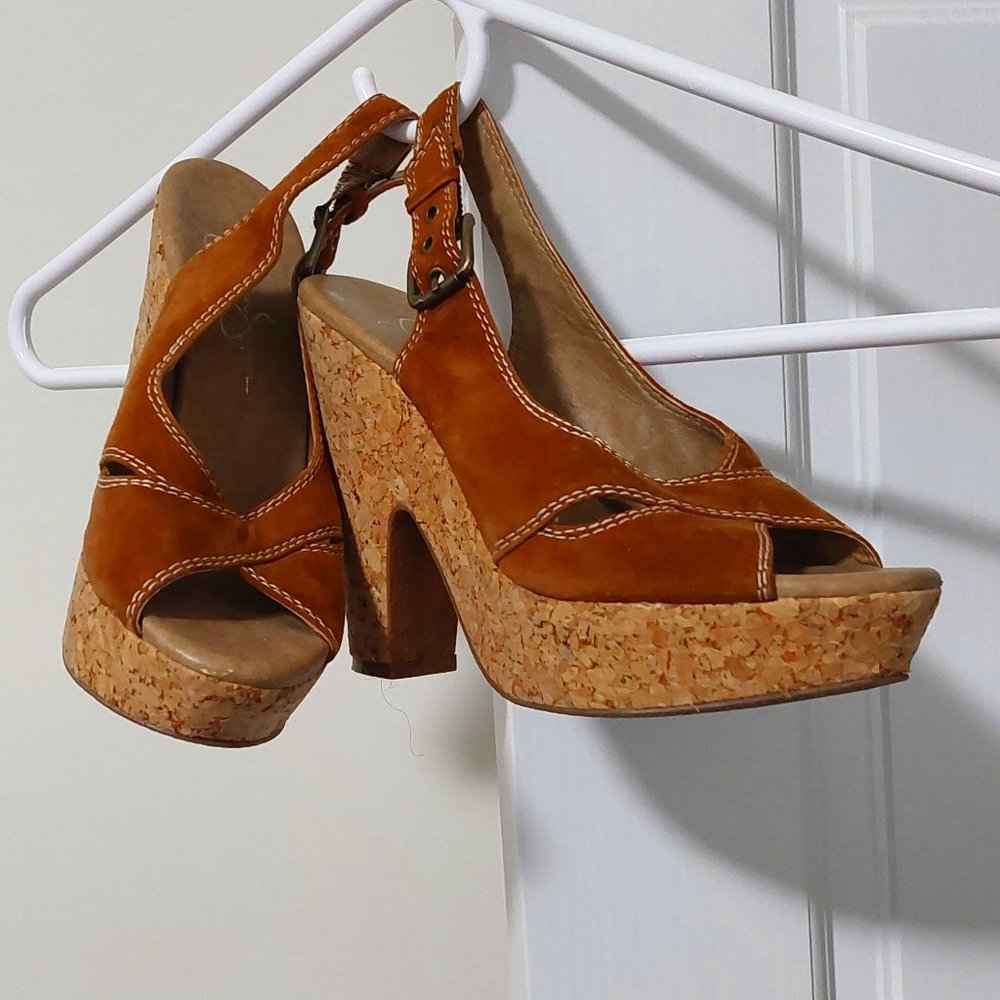 Heel sandles.